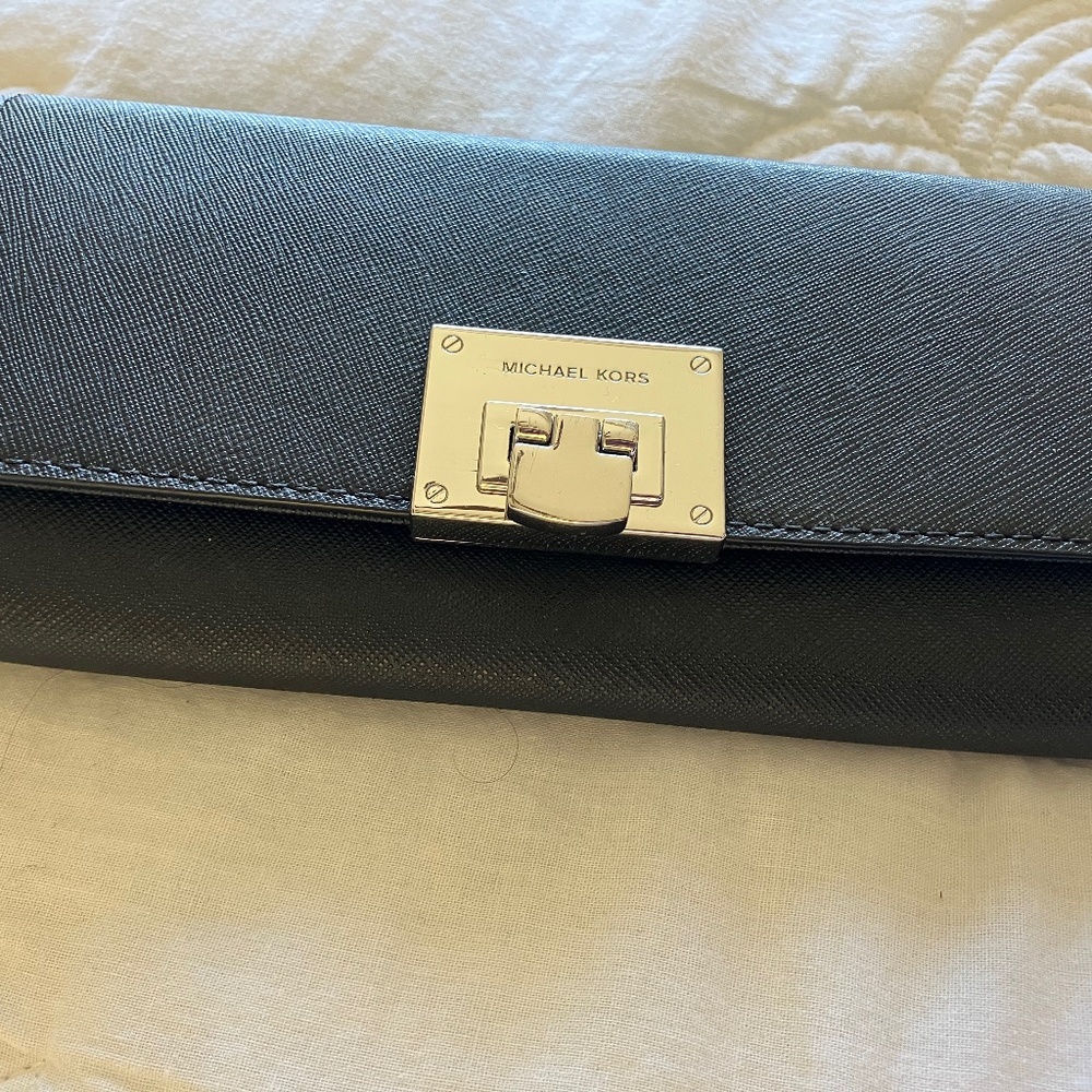 Michael Kors Tina Carryall leather black wallet Great condition